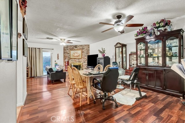 355 Kenwood Drive, Lemoore CA: https://media.crmls.org/medias/56a06e6d-554a-42e7-a767-c17e2a6651b3.jpg