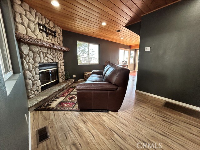Detail Gallery Image 5 of 18 For 25515 True, Twin Peaks,  CA 92391 - 2 Beds | 2 Baths