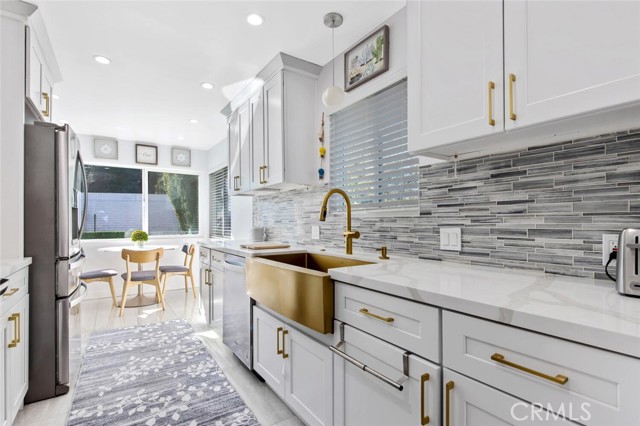 22444 Venido Road, Woodland Hills CA: https://media.crmls.org/medias/56a32010-3eb3-4a6f-b42d-e00fa496201c.jpg