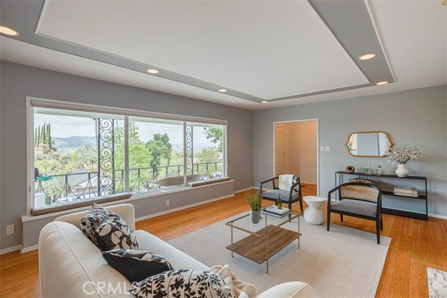 Detail Gallery Image 8 of 45 For 523 Meadows Dr., Glendale,  CA 91202 - 4 Beds | 4 Baths