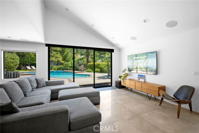 2305 Henrietta Avenue, La Crescenta CA: https://media.crmls.org/medias/56a79d7e-d1c7-41f5-9073-5f4790841a6d.jpg