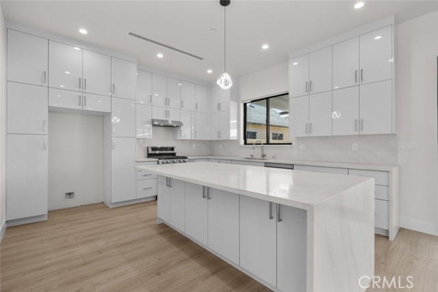 Detail Gallery Image 16 of 39 For 12937 W Kilikia Dr, North Hollywood,  CA 91605 - 4 Beds | 4 Baths