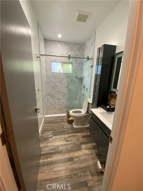 Detail Gallery Image 3 of 7 For 13815 Vanowen St, Van Nuys,  CA 91405 - 3 Beds | 3 Baths