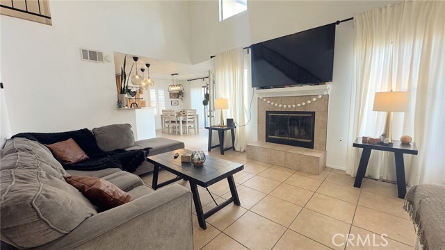 Detail Gallery Image 5 of 36 For 14750 Shadow Dr, Fontana,  CA 92337 - 3 Beds | 2/1 Baths