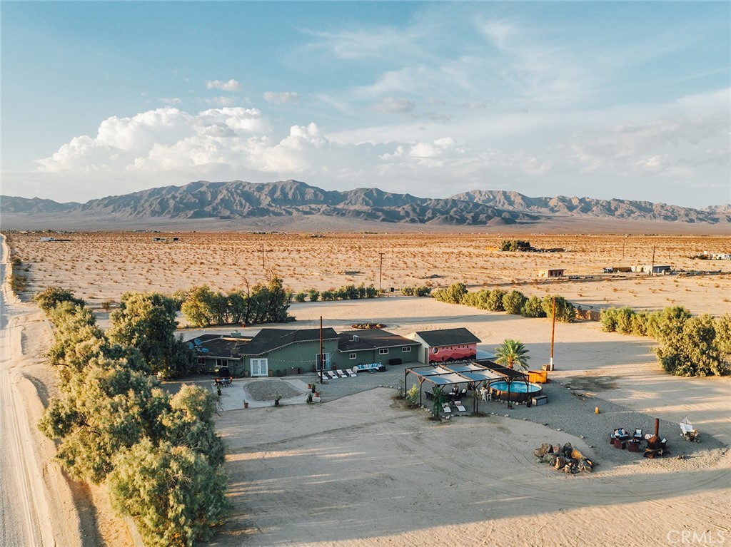 https://media.crmls.org/medias/56b58c7b-519d-42bc-a6c0-e5ea1c85c5ff.jpg?preset=X-Large