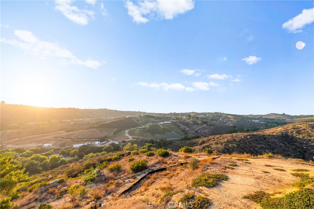 https://media.crmls.org/medias/56bdcf18-d80a-4283-a33f-7014d4d92bd0.jpg?preset=X-Large