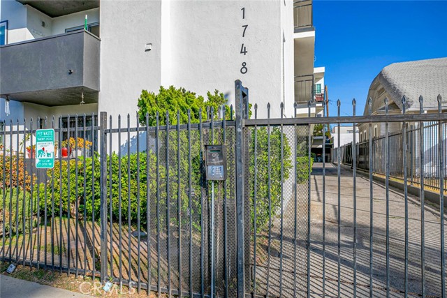 Detail Gallery Image 4 of 29 For 1748 N Kenmore Ave #203,  Los Angeles,  CA 90027 - 2 Beds | 2 Baths