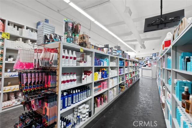 0, North Hollywood CA: https://media.crmls.org/medias/56c26cf7-ffa6-4bc5-83d5-0c6f9a3ec77f.jpg