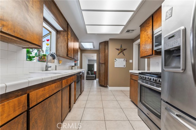 Detail Gallery Image 10 of 40 For 3909 Oakwood Pl, Riverside,  CA 92506 - 4 Beds | 3 Baths