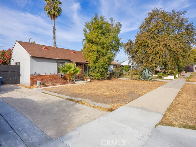 2215 N Brighton Street, Burbank CA: https://media.crmls.org/medias/56c4d8e8-b3ef-493c-988e-73d971c73457.jpg