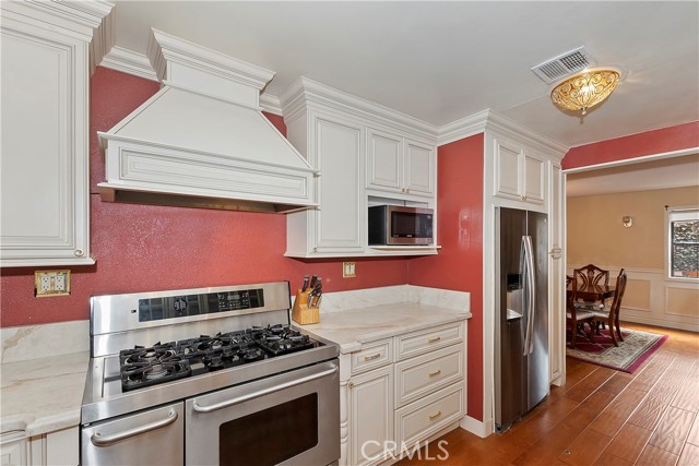 Detail Gallery Image 12 of 49 For 43035 Encino Rd, Big Bear Lake,  CA 92315 - 4 Beds | 3 Baths