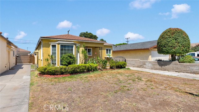 10125 Annetta Ave., South Gate CA: https://media.crmls.org/medias/56cbecff-2bab-4268-85e0-3b646636a1ba.jpg