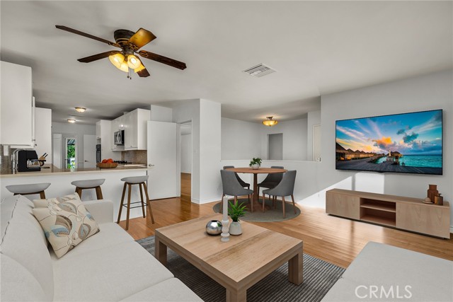 Detail Gallery Image 13 of 52 For 18419 Linnet, Tarzana,  CA 91356 - 3 Beds | 3 Baths