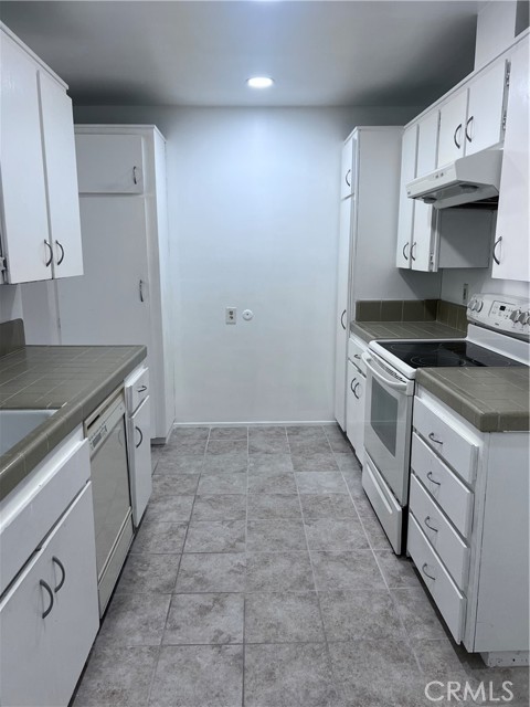 5600 Kensington Way, Culver City CA: https://media.crmls.org/medias/56cd6ac9-4d51-4964-8f7a-6ed255d24cbe.jpg