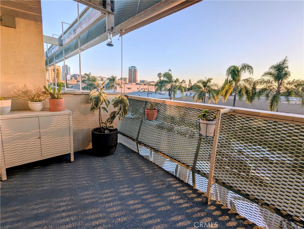 https://media.crmls.org/medias/56cf3f85-93a9-42bf-a0a9-e2358220cd80.jpg?preset=X-Large