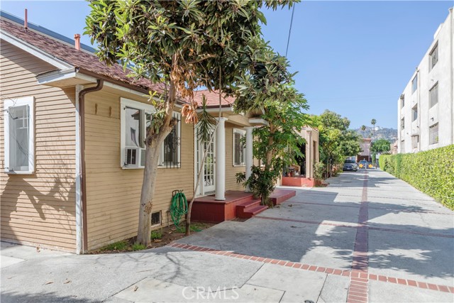 Detail Gallery Image 3 of 16 For 5124 De Longpre Ave #3/4,  Los Angeles,  CA 90027 - 2 Beds | 1 Baths