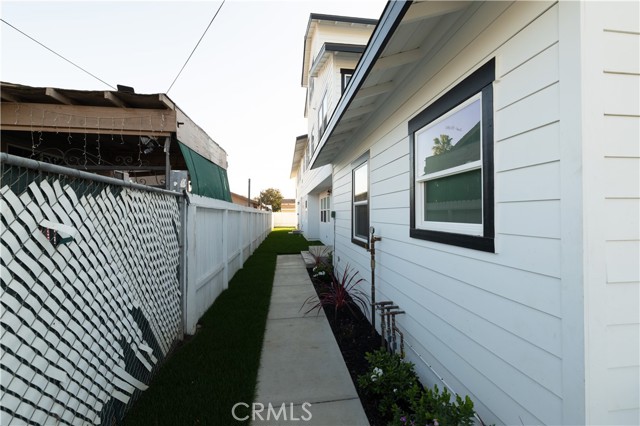 Detail Gallery Image 11 of 12 For 1202 E 3rd St, Santa Ana,  CA 92703 - 2 Beds | 2/1 Baths