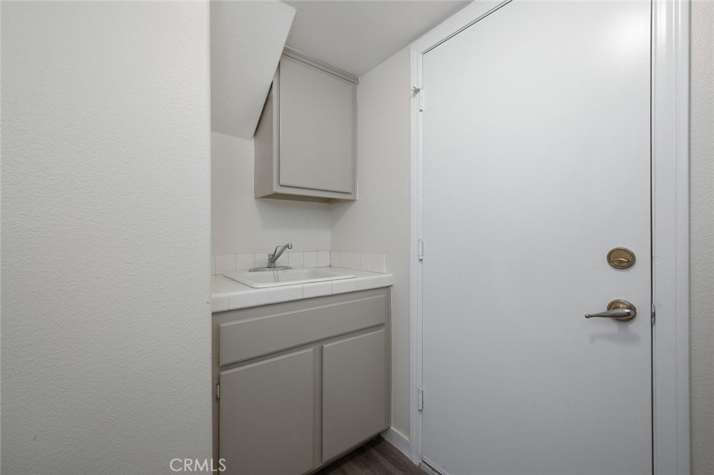 https://media.crmls.org/medias/56d1e130-ad9e-4bc4-9ca2-b3392a2d9911.jpg?preset=X-Large