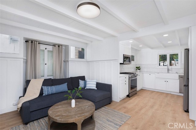 Detail Gallery Image 3 of 14 For 624 Emerald, Redondo Beach,  CA 90277 - 2 Beds | 2 Baths