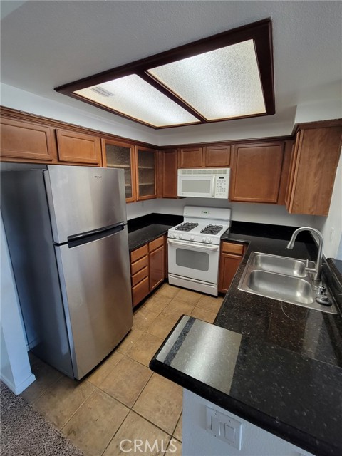 Detail Gallery Image 2 of 12 For 200 E Alessandro Bld #77,  Riverside,  CA 92508 - 2 Beds | 2 Baths