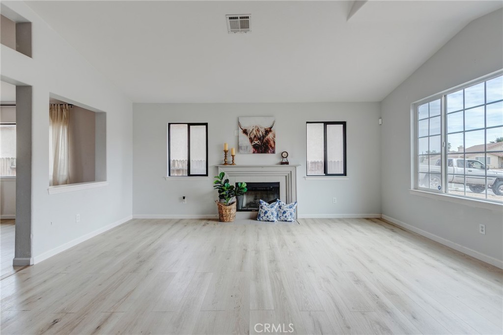 https://media.crmls.org/medias/56d6a7e5-3347-4279-bb97-e2b3e00d41f1.jpg?preset=X-Large