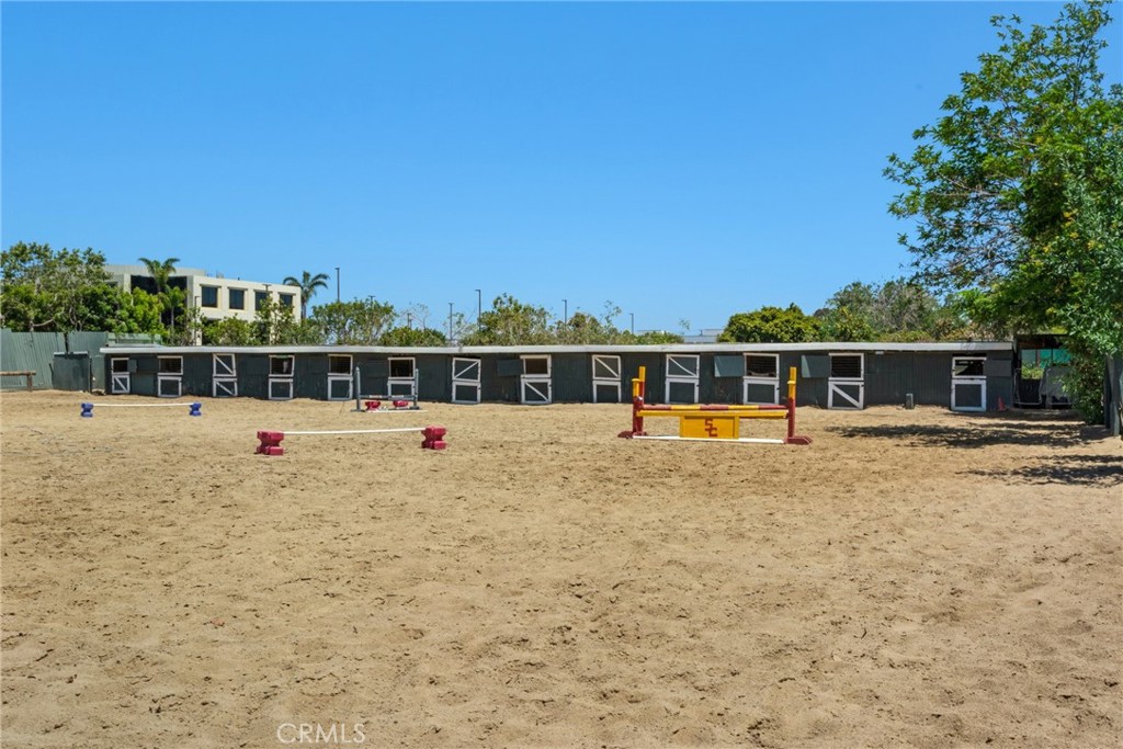 https://media.crmls.org/medias/56d85b96-b57b-4416-bbce-e7562e5a9848.jpg?preset=X-Large