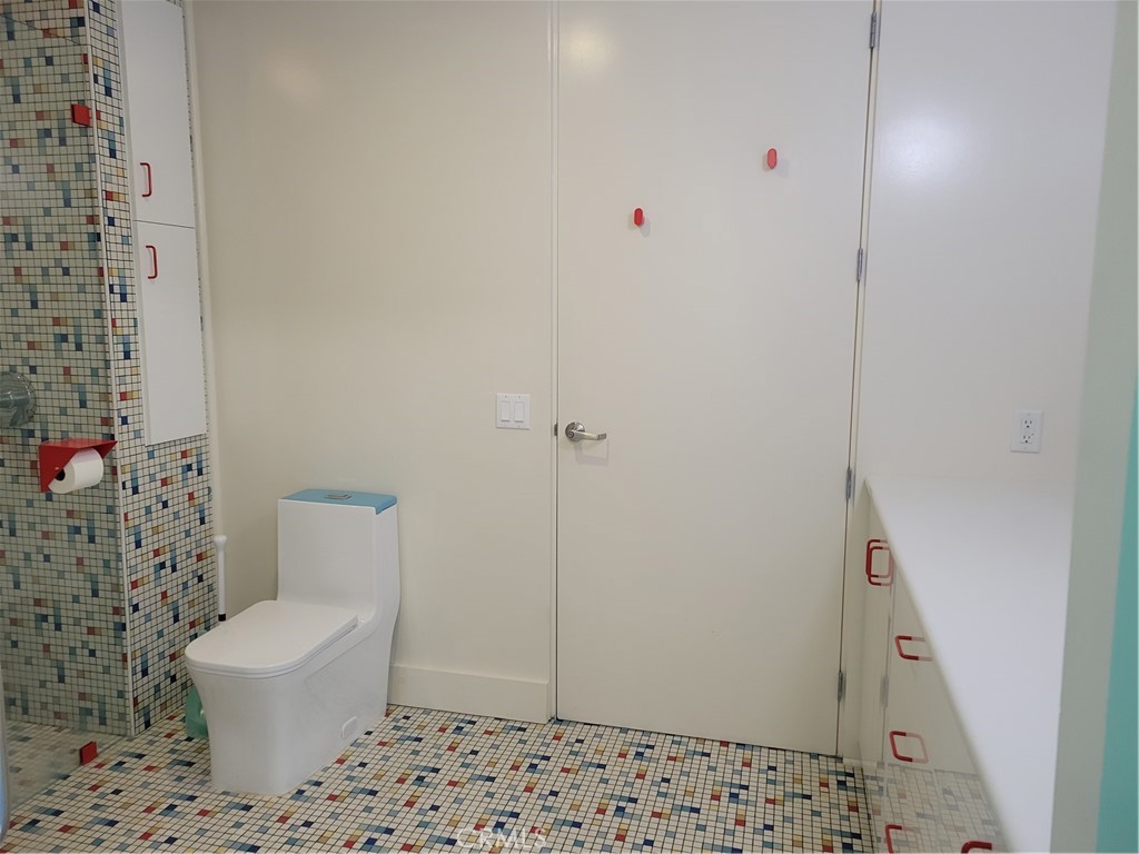 https://media.crmls.org/medias/56d920f8-fa06-4dd8-96e0-37edc8872775.jpg?preset=X-Large