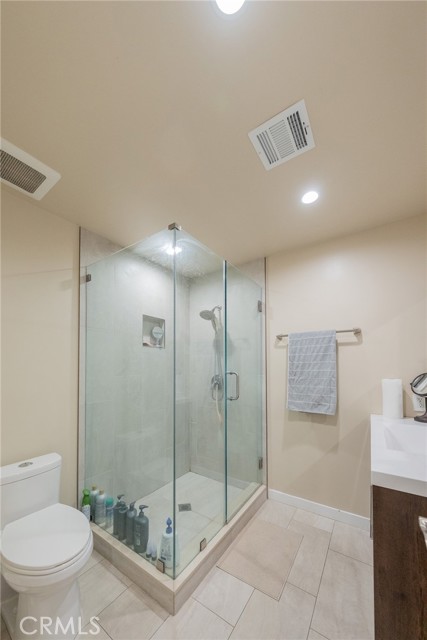 9720 Hayvenhurst photo 18