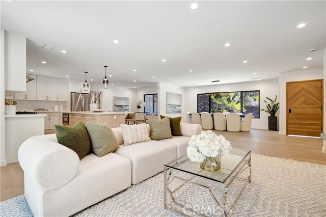 Detail Gallery Image 5 of 28 For 4830 Hasekian Dr, Tarzana,  CA 91356 - 4 Beds | 4/1 Baths