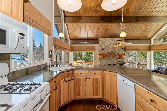 Detail Gallery Image 12 of 52 For 27513 W Shore Rd, Lake Arrowhead,  CA 92352 - 6 Beds | 4/1 Baths