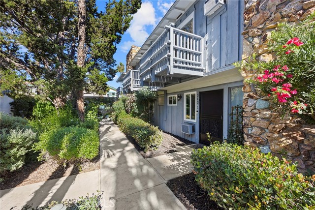 Detail Gallery Image 2 of 29 For 313 N Acacia #C, Fullerton,  CA 92831 - 2 Beds | 1/1 Baths