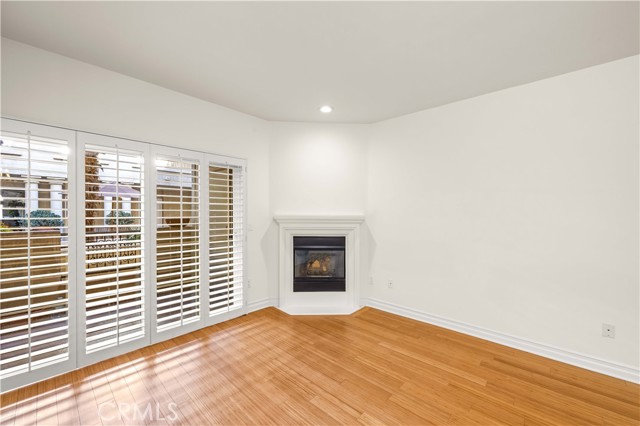 Detail Gallery Image 9 of 37 For 15206 Burbank Bld #104,  Sherman Oaks,  CA 91411 - 2 Beds | 2/1 Baths