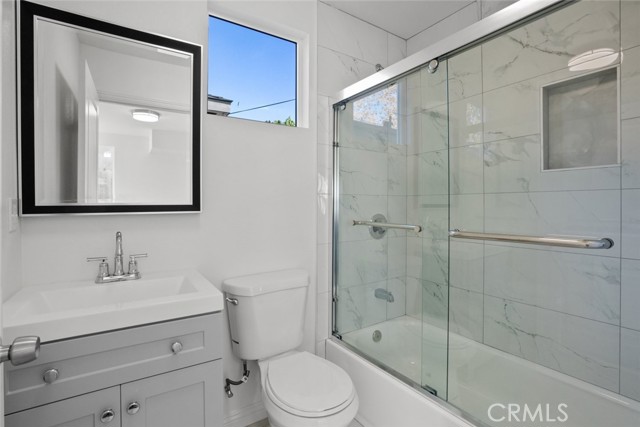 Detail Gallery Image 8 of 12 For 11560 Archwood St, North Hollywood,  CA 91606 - 2 Beds | 2 Baths