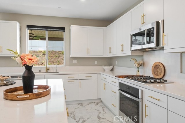 Detail Gallery Image 4 of 26 For 30685 White Pines Dr, Menifee,  CA 92584 - 4 Beds | 3 Baths