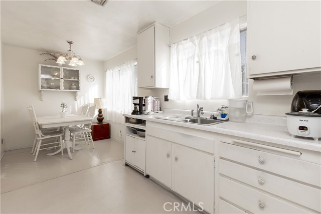 Detail Gallery Image 8 of 32 For 2038 Marigold, Pomona,  CA 91767 - 4 Beds | 2 Baths