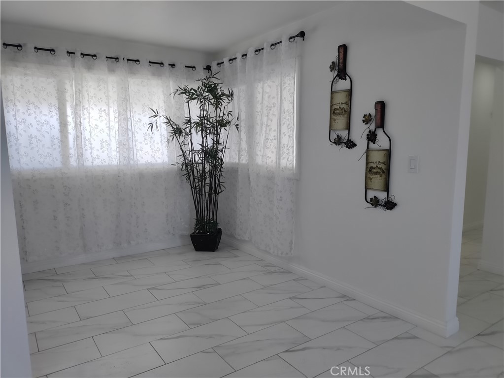 https://media.crmls.org/medias/56f1f6c6-3b67-40b9-b47f-306ecdd80cd0.jpg?preset=X-Large