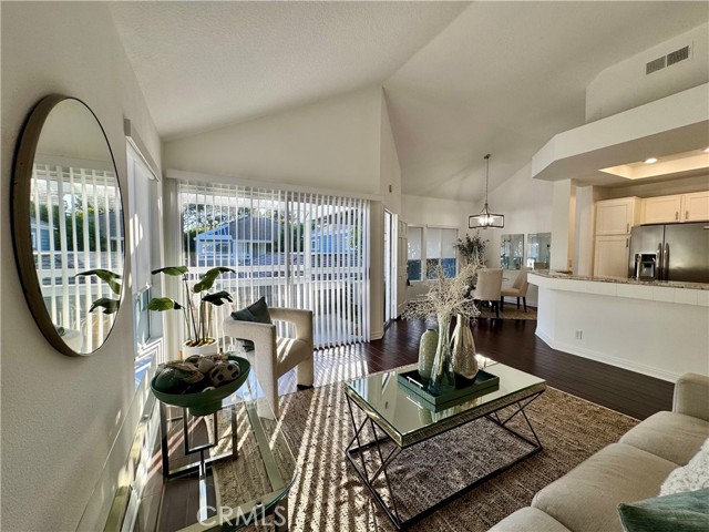Detail Gallery Image 2 of 21 For 182 Westport, Newport Beach,  CA 92660 - 2 Beds | 2 Baths