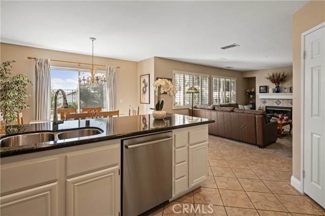 Detail Gallery Image 10 of 34 For 17942 Maplehurst Pl, Canyon Country,  CA 91387 - 3 Beds | 2/1 Baths