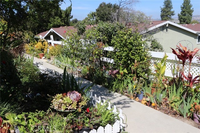 Detail Gallery Image 10 of 71 For 19208 Avenue of the Oaks #J,  Newhall,  CA 91321 - 2 Beds | 1/1 Baths