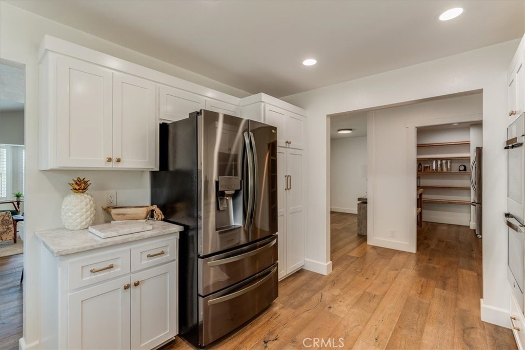 https://media.crmls.org/medias/56fda858-a0f4-4e91-a86c-b30f32bade74.jpg?preset=X-Large