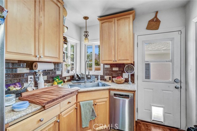 275 E Bort Street, Long Beach CA: https://media.crmls.org/medias/56fe2028-99c7-4b01-a433-ad4e630da7b6.jpg