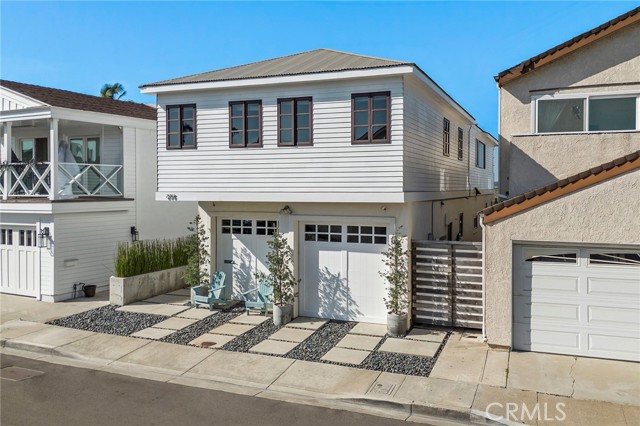 Detail Gallery Image 3 of 45 For 235 Canal St, Newport Beach,  CA 92663 - 4 Beds | 3/1 Baths