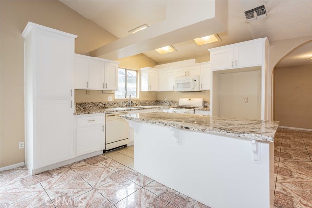 Detail Gallery Image 10 of 33 For 5905 Stone Bridge Ln, Bakersfield,  CA 93313 - 4 Beds | 2 Baths