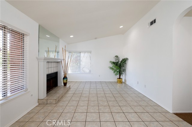 Detail Gallery Image 11 of 30 For 183 N Torn Ranch Rd, Lake Elsinore,  CA 92530 - 3 Beds | 2 Baths