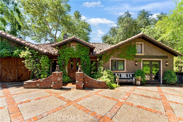 302 W Carter Avenue, Sierra Madre CA: https://media.crmls.org/medias/5701d2b0-64cb-4527-ad52-553a2e668a23.jpg