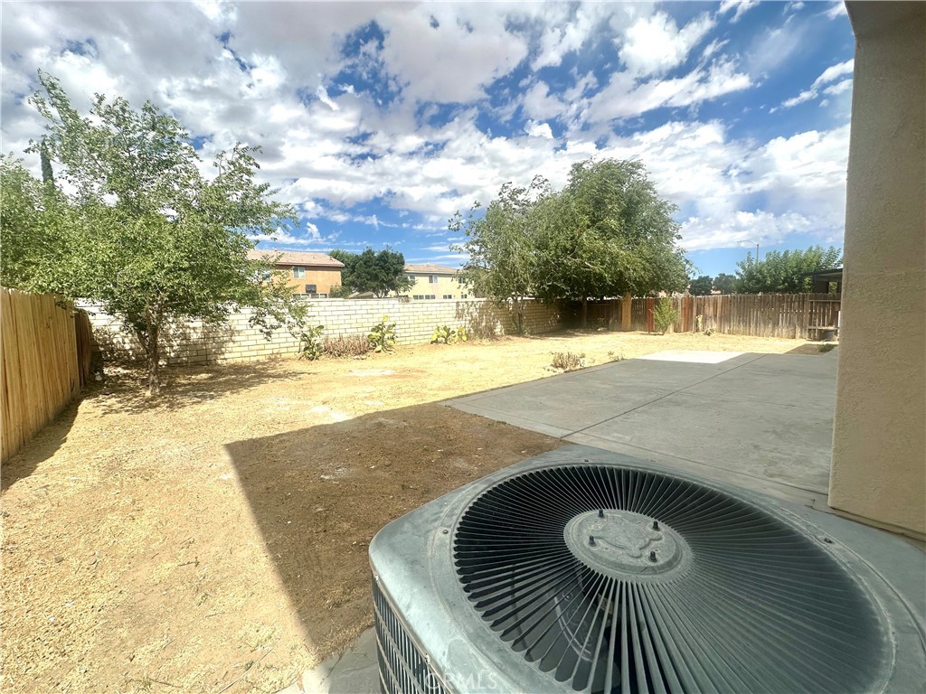 https://media.crmls.org/medias/5702648f-42f3-49b0-81c0-45c3864ca930.jpg?preset=X-Large