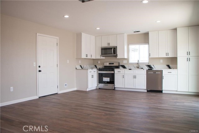 Detail Gallery Image 7 of 20 For 10400 Rodeo Cir, Adelanto,  CA 92301 - 3 Beds | 2 Baths