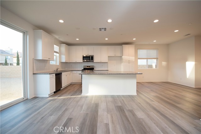 Detail Gallery Image 2 of 19 For 12614 Edina Ct, Victorville,  CA 92392 - 5 Beds | 2/1 Baths