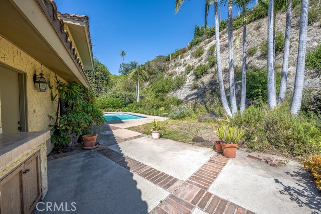 851 Misty Isle Drive, Glendale CA: https://media.crmls.org/medias/5705dc85-bc48-4741-8b31-a05091c5505e.jpg