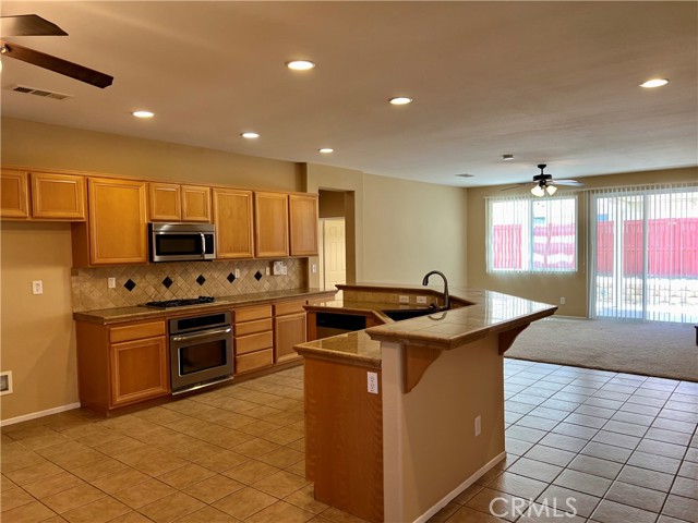 Detail Gallery Image 3 of 24 For 13243 Silver Oak St, Hesperia,  CA 92344 - 4 Beds | 2 Baths